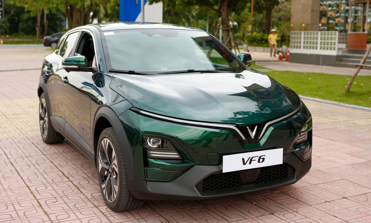 vinfast vf6 1 VF6 Plus vs VF7 Eco (2025): “Full option” xe nhỏ hay “base” xe lớn?