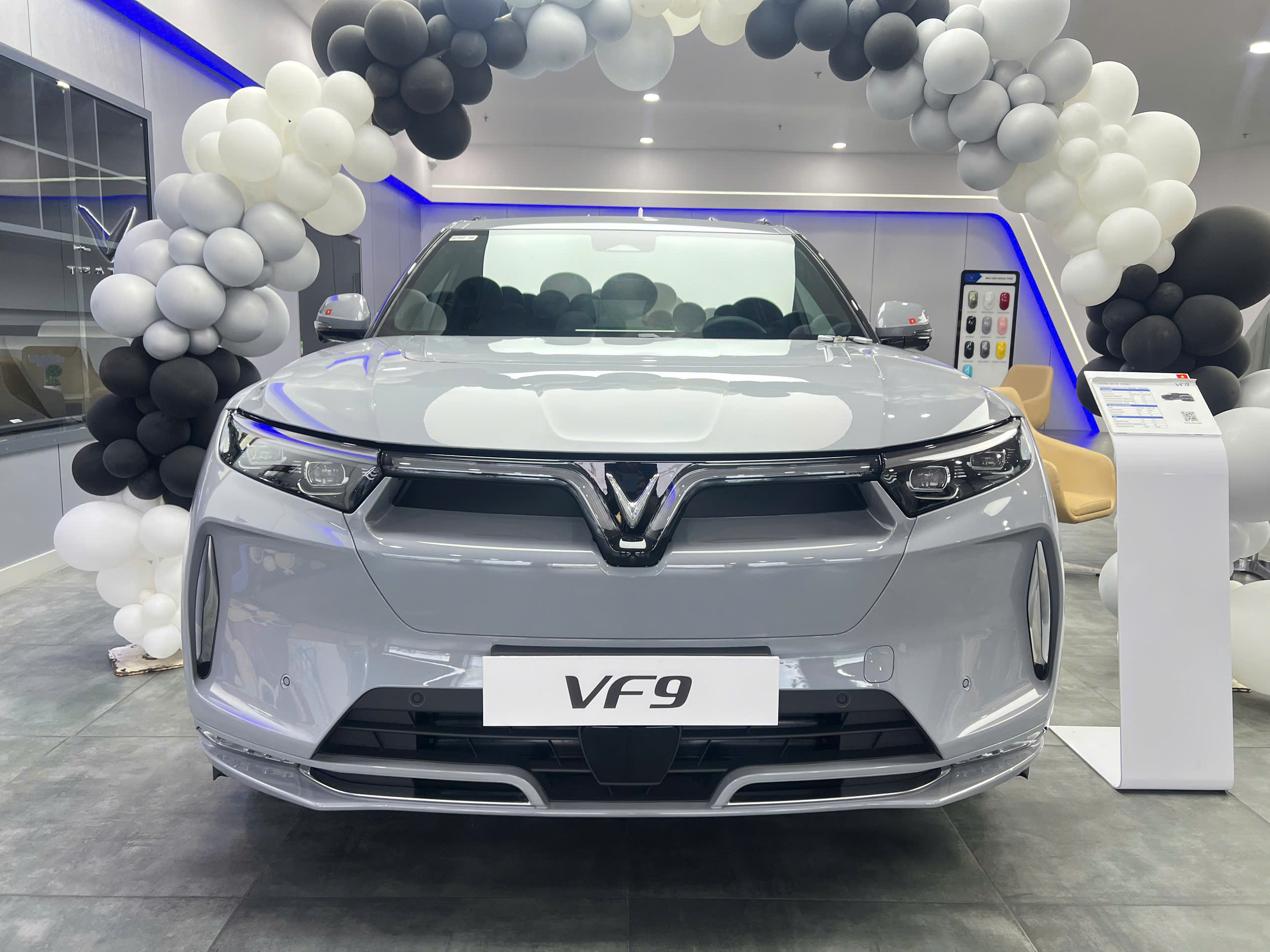 Hình ảnh xe Vinfast VF9 Plus 6 Chỗ màu xám xi măng