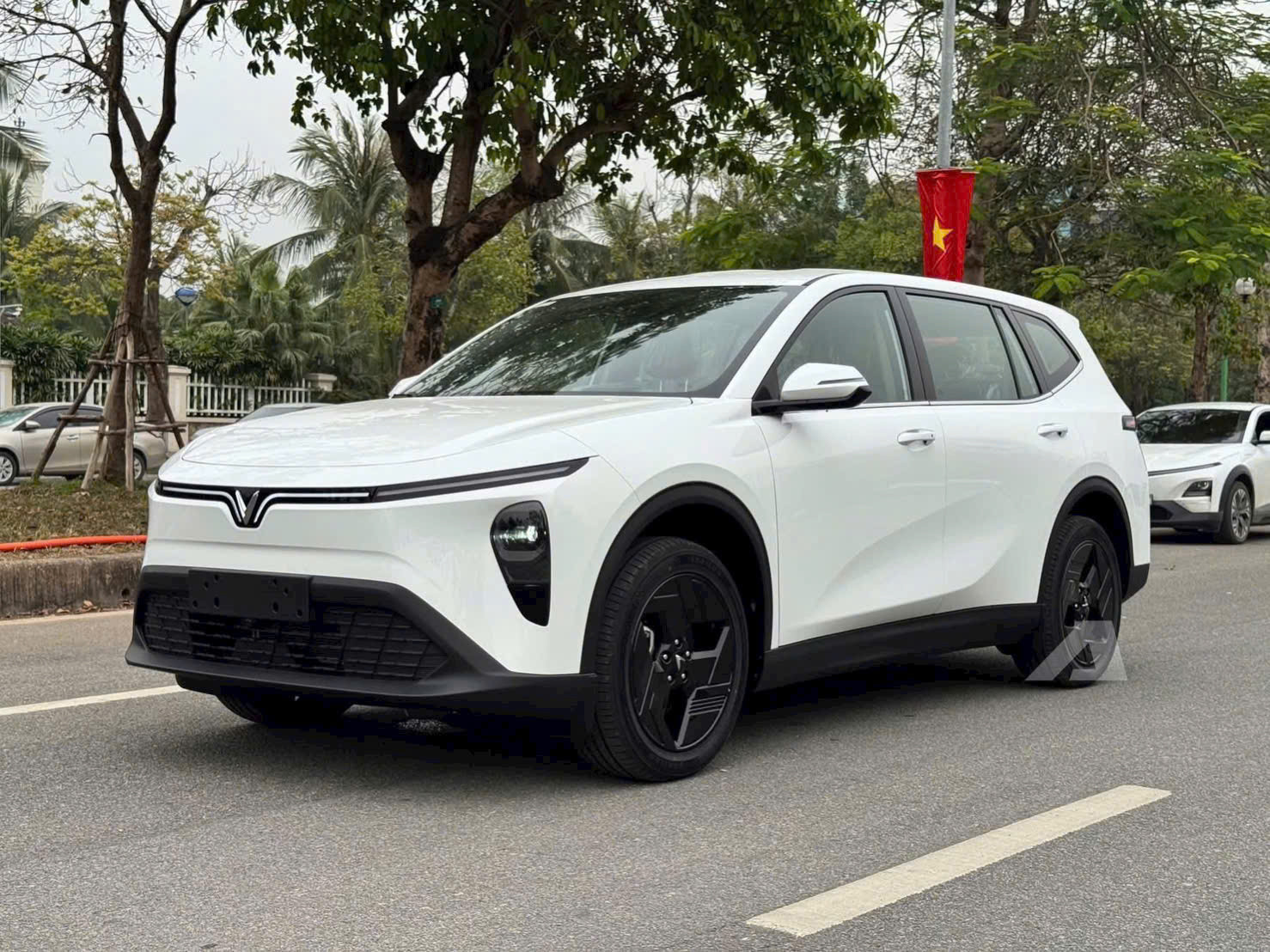 Hình ảnh Vinfast MPV 7 màu trắng