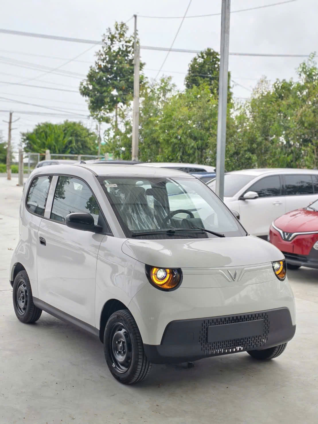 vf2 mau trang vinfast hcmc 4 Hình Ảnh VinFast VF 2 Màu Trắng – Mẫu Xe Điện Đô Thị Đẹp Tinh Khôi Chỉ 188 Triệu